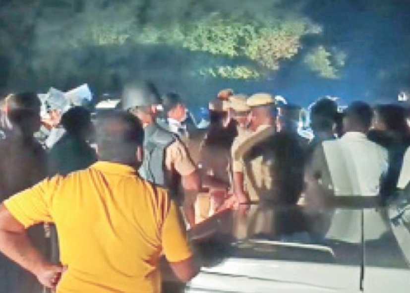 நயினார் நாகேந்திரன் தொகுதியில் மோதல் வி.கே. சசிகலா வேட்பாளர் மீது கல்வீச்சு!!