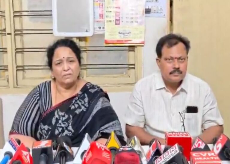 காவல்துறை வேடிக்கை... பெண்ணை முடியைப் பிடித்து கடுமையாக தாக்கிய வீடியோ வைரல்!!