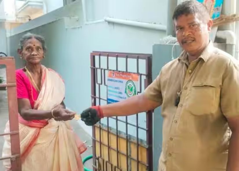 குப்பைக்குள் மின்னிய 3 சவரன்.. அப்படியே ஒப்படைப்பு !! தூய்மை பணியாளருக்கு குவியும் பாராட்டு!!