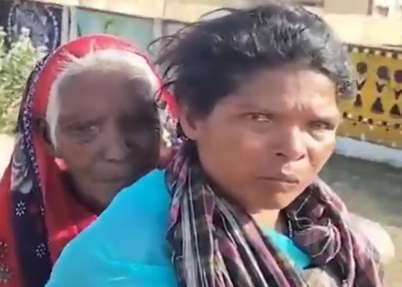 சுட்டெரிக்கும் வெயிலில் வங்கியில் ஓய்வூதியம் பெற 9 கி.மீ தூரம் 90 வயது மாமியாரை சுமந்து பெண்!!