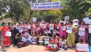 -அமைச்சரின்-மகனைக்-கைது-செய்யக்-கோரி-பெண்கள்-காவல்-நிலையத்தை-முற்றுகை-1-300x173.jpg