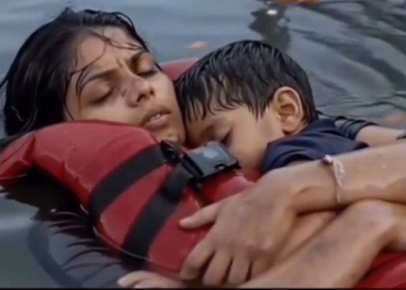 மரணத்திலும் பிரியாத ஒரு தாயின் பாசப் போராட்டம்!! மார்பில் மகனை அணைத்து உயிரை விட்ட தாய்!!