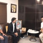 விஜய் Vs உதயநிதி விஜய்யின் கைகளில் 'காலத்தின் நிறம் கருப்பு சிவப்பு - திமுக 75' புத்தகம்!!