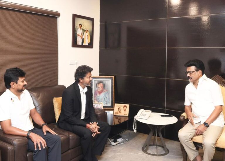 விஜய் Vs உதயநிதி விஜய்யின் கைகளில் 'காலத்தின் நிறம் கருப்பு சிவப்பு - திமுக 75' புத்தகம்!!