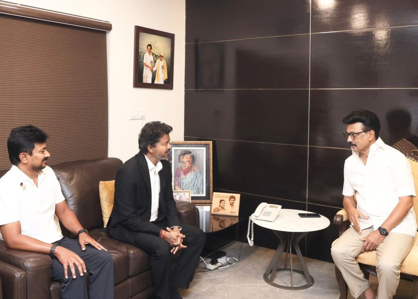 விஜய் Vs உதயநிதி விஜய்யின் கைகளில் 'காலத்தின் நிறம் கருப்பு சிவப்பு - திமுக 75' புத்தகம்!!