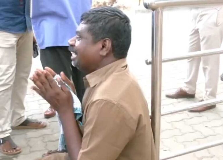 ஆட்சியர் அலுவலகம் முன்பு கதறி அழுத தற்காலிக பணியாளர்!! பொதுமக்கள் ஆறுதல்..!!