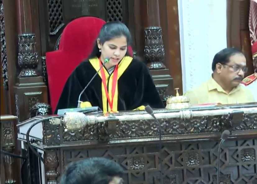 சென்னை மேயர் பிரியாவை நெருங்கி வந்த அதிமுக கவுன்சிலர்மாநகராட்சி கூட்டத்தில் வெடித்த மோதல்