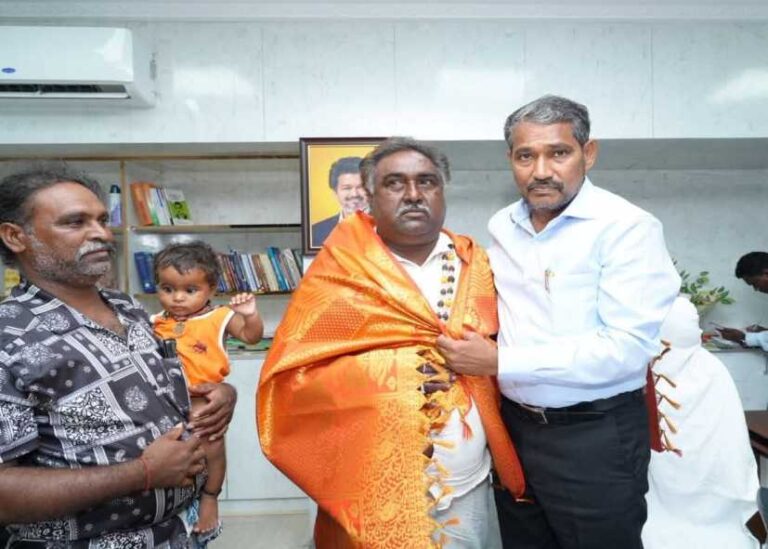 நரிக்குறவர் இன சிறுவனை வாரி அணைத்து உணவூட்டிய அமைச்சர் வன்னியரசு!!