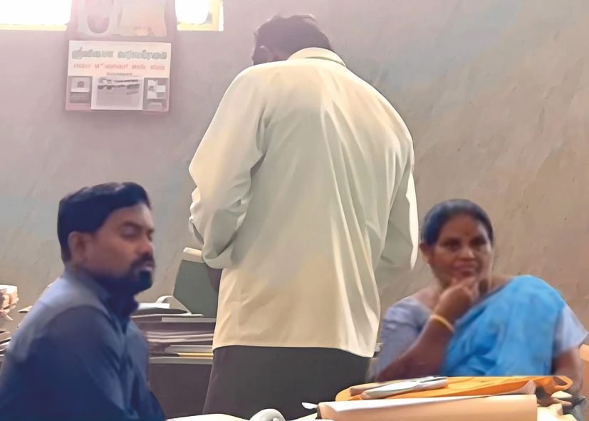 நாமக்கல் மாநகராட்சி அலுவலகத்தில் 15 ஆயிரம் லஞ்சம் வாங்கிய வழக்கில் 2 பேர் கைது!!
