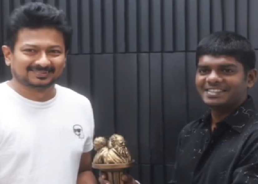 ராப் பாடகர் வேடனுக்கு காலத்தின் நிறம் கருப்பு சிவப்பு நூலை உதயநிதி ஸ்டாலின்!!