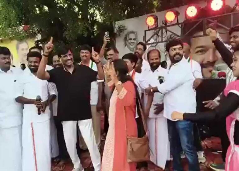 வாடி வாடி வாடி.. கைப்படாத CD.. என்ற ஆபாசப் பாடலுக்கு பள்ளியில் குத்தாட்டம் போட்ட அமைச்சர்!!