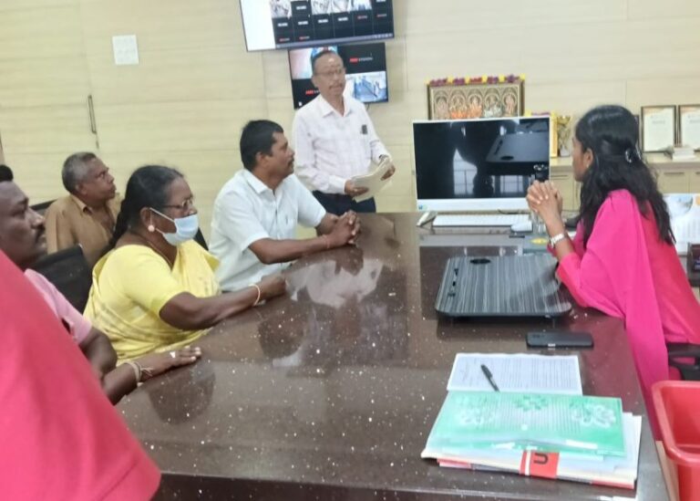 Vijaya Kannan as a mark of respect Pollachi Municipality Commissioner V. Nithya