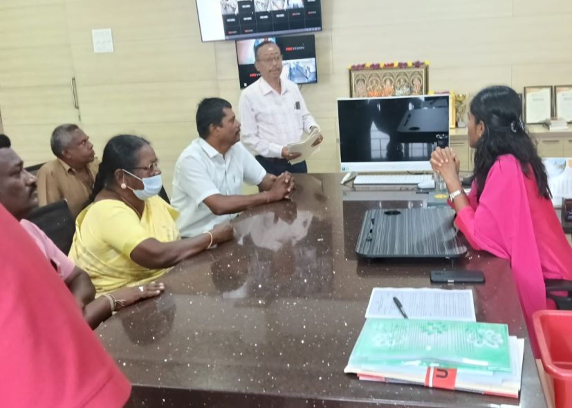 Vijaya Kannan as a mark of respect Pollachi Municipality Commissioner V. Nithya