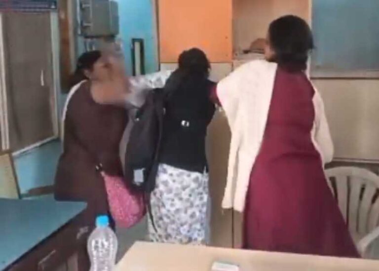 சட்டக் கல்லூரி மாணவி ரயில் டிக்கெட் பரிசோதகருடன் கைகலப்பு!!