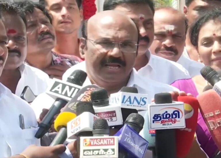 ஜெயக்குமார் படம் எடுக்கும் பாம்பின் நிழலில் தவளை நிலைமை தான் தமிழ்நாடு மக்கள்!!