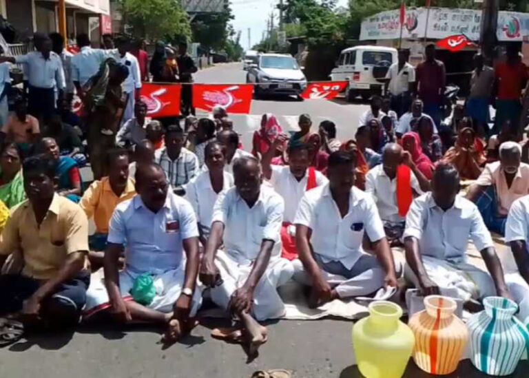 திருத்துறைப்பூண்டி அருகே 10 நாட்களாக குடிநீர் வராததால் கிராம மக்கள் சாலை மறியல்!!