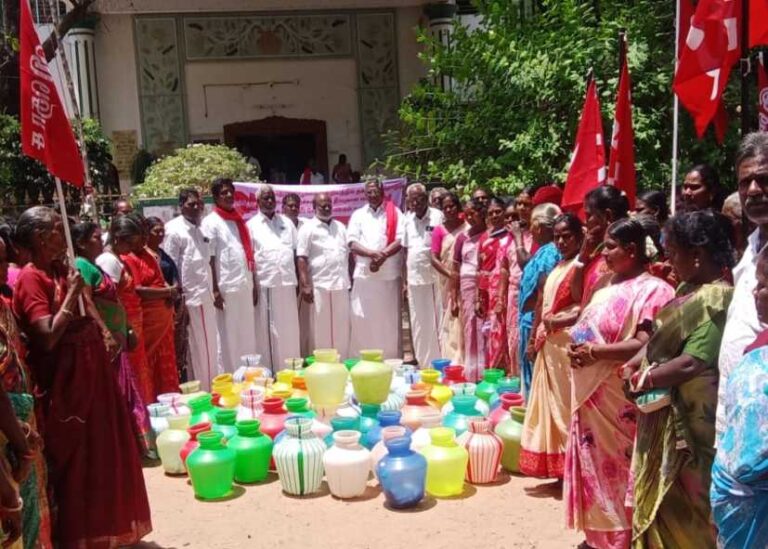 திருத்துறைப்பூண்டியில் பெண்கள் காலி குடங்களுடன் ஒப்பாரி வைத்து கண்டன ஆர்ப்பாட்டம்!!