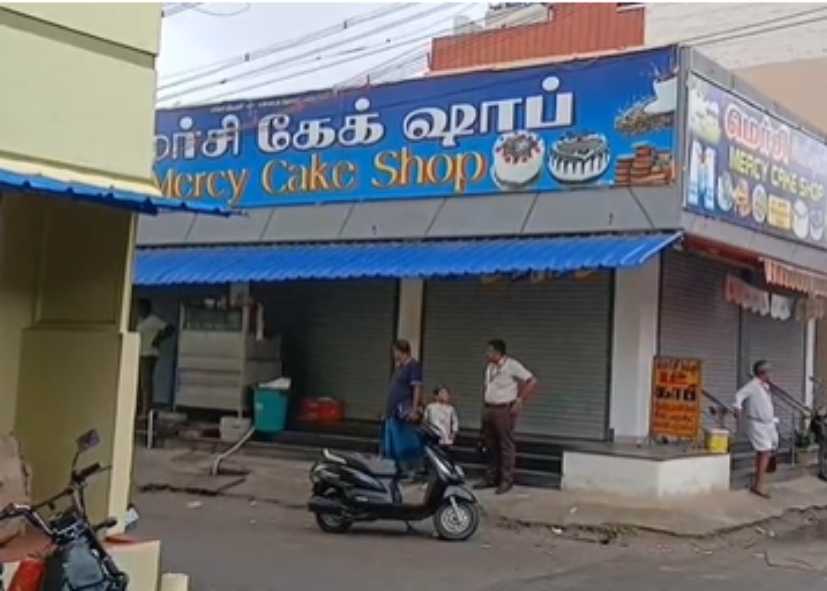 பொள்ளாச்சி பேக்கரி உரிமையாளரின் மனைவிக்கும் கள்ளத்தொடர்பு!! 5 பேர் கைது..!!
