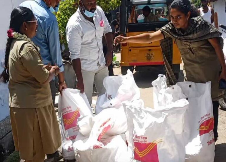 வெள்ளகோவில் தபால்காரர் வீட்டில் பதுக்கி வைத்திருந்த 7 மூட்டை தபால்கள் பறிமுதல்!!