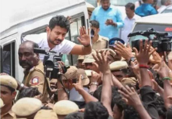 திடீர் யு டேர்ன் அடித்த உதயநிதி ஸ்டாலின் செல்லும் வாகனம்!!