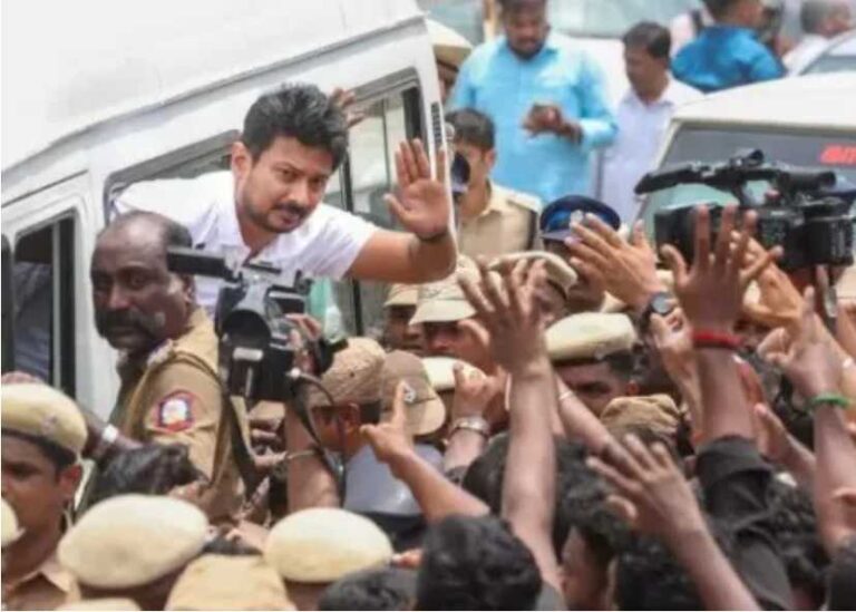திடீர் யு டேர்ன் அடித்த உதயநிதி ஸ்டாலின் செல்லும் வாகனம்!!