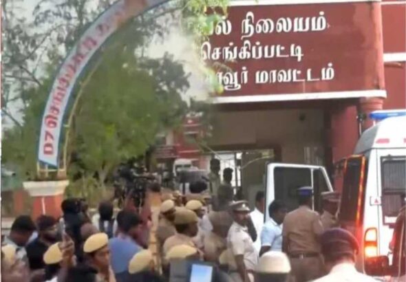 வழக்குப்பதிவு செய்யப்பட்டதே காவல் நிலையத்திற்கு போலாம் இறங்க மறுத்த இளைய கலைஞர்