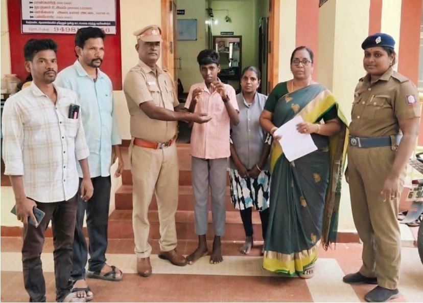 சாலையில் கிடந்த நகை தலைமையாசிரியர் ஒப்படைத்த மாணவனுக்கு நேர்மைக்கு குவியும் பாராட்டுகள்!!